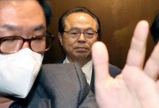 오거돈 부산시장이 23일 오전 부산시에서 기자회견을 열어 시장직 사퇴 의사를 밝힌 뒤 승강기에 탑승해 있다. 연합뉴스