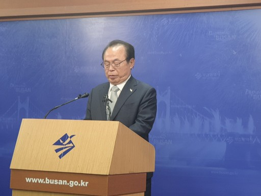 오거돈 부산시장이 23일 침통한 표정으로 기자회견문을 낭독하고 있다. 오성택 기자