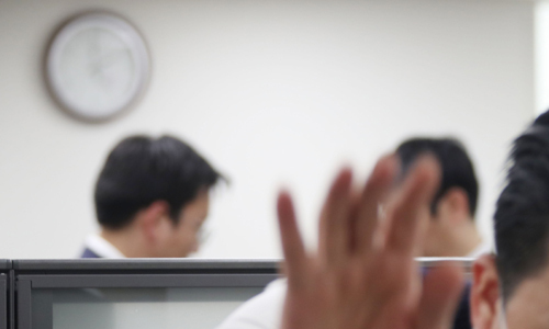 지난 23일 오후 '라임자산운용 사태' 관련해 검찰 관계자가 정부서울청사내 금융위원회를 압수수색을 하고 있다. 연합뉴스