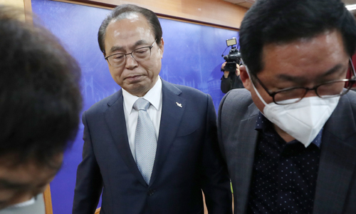 오거돈 부산시장이 지난 23일 오전 부산시청에서 기자회견을 열어 시장직 사퇴 의사를 밝히고 자리를 뜨고 있다. 연합뉴스