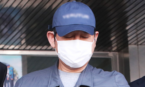 5개월간의 도피행각 끝에 붙잡힌 김봉현 스타모빌리티 회장이 24일 오전 조사를 받기 위해 이동하고 있다. 연합뉴스