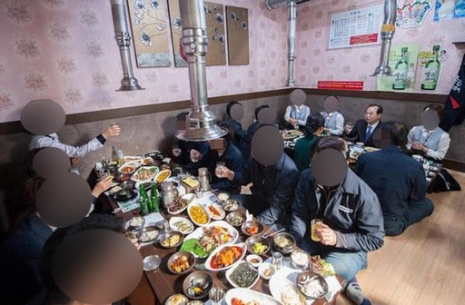 오거돈 부산시장이 2018년 11월 14일 SNS(사회관계망서비스)에 올린 시 용역업체 직원들과 회식자리 사진. 트위터 캡처