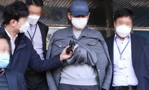 24일 오전 라임사태 핵심 인물인 김봉현 스타모빌리티 회장이 경기 수원 남부경찰서에서 나오고 있다. 수원=연합뉴스