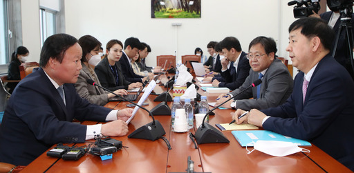 김재원 국회 예결위원장과 구윤철 기획재정부 2차관이 24일 서울 여의도 국회 예결위 소회의실에서 긴급재난지원금(추경) 관련 논의를 하고 있다. 뉴시스