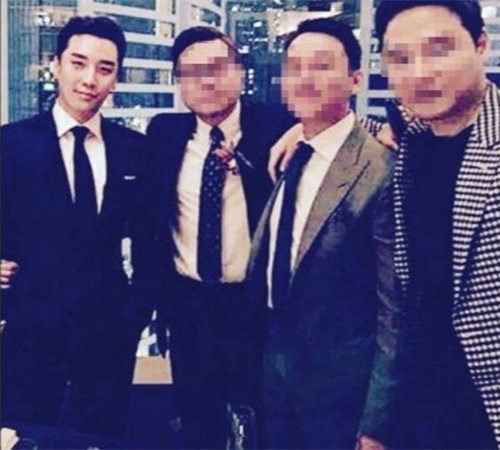 가수 승리(왼쪽)와 유리홀딩스 유인석 대표(왼쪽 세번째). 승리 인스타그램 캡처