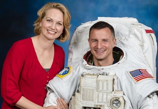 미국 항공우주국(NASA) 소속의 우주비행사 앤드류 모건 육군대령(오른쪽)과 부인 스테이시 모건. 미 육군 홈페이지