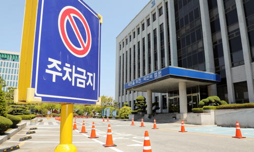 전두환 광주 재판을 하루 앞둔 26일 오후 광주 동구 광주지방법원에 전씨의 이동동선으로 추정되는 길목에 경비를 위한 라바콘과 주차금지 표지판에 설치되어 있다. 뉴스1