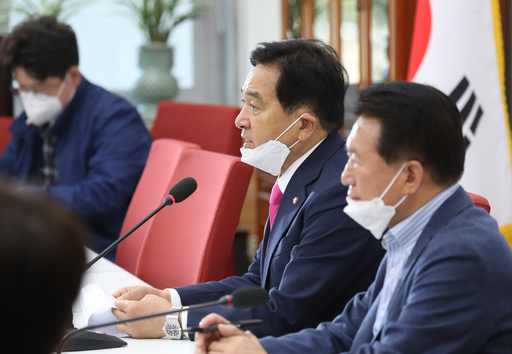 野 “잘 살필 것” 미래통합당 심재철 원내대표(가운데)가 26일 국회에서 열린 기자간담회에서 코로나19 긴급재난지원금 지급과 관련한 입장을 밝히고 있다. 뉴시스