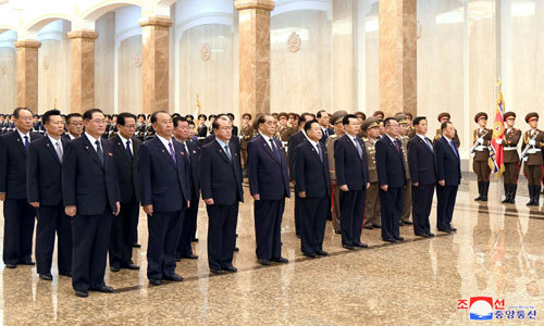 북한 고위간부들이 지난 15일 김일성 주석의 108회 생일(태양절·4.15)을 맞아 김일성·김정일 시신이 있는 금수산태양궁전을 참배했다고 조선중앙통신이 16일 보도했다. 평양 조선중앙통신=연합뉴스