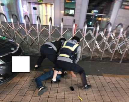 지난 23일 ‘보배드림’에 올라온 ‘강남 포르쉐 사건’ 가해자가 경찰에 체포되고 있는 모습. 온라인 커뮤니티 캡쳐