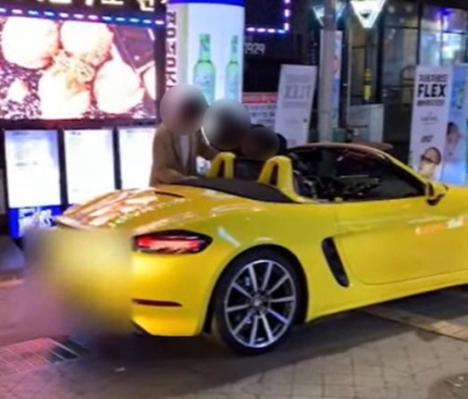 온라인 커뮤니티 ‘보배드림’에 지난 23일 올라온 ‘강남 포르쉐 사건’ 관련 영상의 한 장면. 온라인 커뮤니티 캡쳐