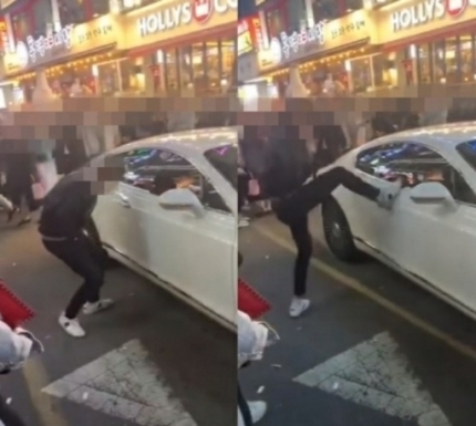 경기 수원시 인계동에서 20대 남성이 벤틀리 차량을 발로 찬 ‘수원 벤틀리 사건’ 관련 영상의 한 장면. 자료사진