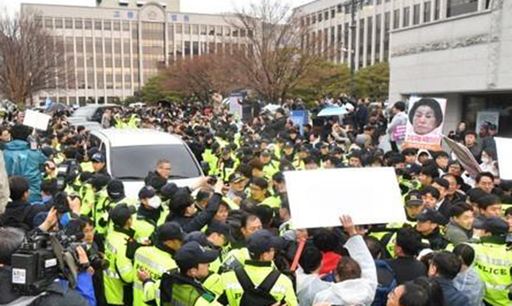 전두환 전 대통령과 경호단이 탄 차량을 가로막은 시위대. 2019년 3월 연합뉴스