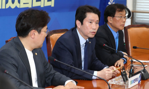 與 “조속처리” 더불어민주당 이인영 원내대표(가운데)가 26일 국회에서 기자간담회를 갖고 코로나19 긴급재난지원금 지급과 관련한 입장을 밝히고 있다. 뉴스1