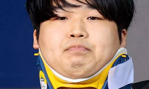 메신저 텔레그램에 ‘박사방'을 운영하며 미성년자를 포함한 여성들의 성착취물을 제작, 유포한 혐의를 받는 조주빈(25)이 지난달 25일 서울 종로구 종로경찰서에서 검찰로 송치되고 있다. 뉴시스