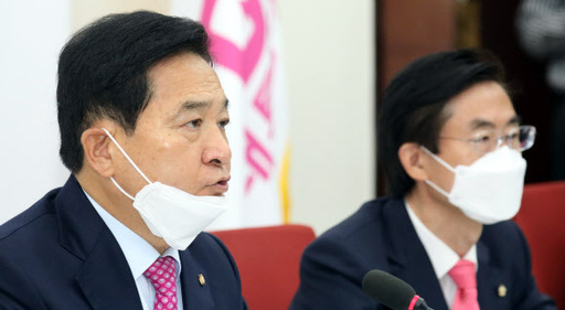 미래통합당 심재철 당 대표 권한대행(왼쪽)이 27일 서울 여의도 국회에서 열린 최고위원회의에서 모두발언을 하고 있다. 뉴스1