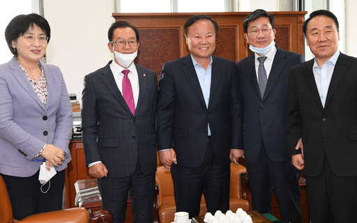 국회 예산결산특별위원장과 여야 예결위 간사들이 27일 국회 예결위원장실에서 긴급재난지원금 관련 추가경정예산안 논의에 앞서 기념촬영을 하고 있다. 왼쪽부터 민생당 박주현·미래통합당 이종배 의원, 김재원 예결위원장, 더불어민주당 전해철·미래한국당 염동열 의원. 허정호 선임기자