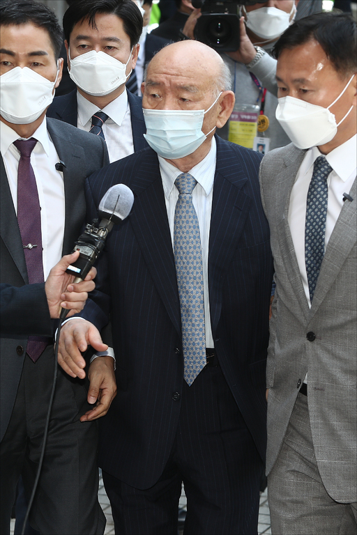 전두환 전 대통령이 27일 피고인으로 광주지방법원에 출석하고자 청사로 이동하면서 기자들 질문을 받고 있다. 전씨는 5·18 민주화운동 당시 헬기사격을 목격했다고 증언한 고(故) 조비오 신부를 2017년 4월 출간한 회고록에서 '성직자라는 말이 무색한 파렴치한 거짓말쟁이'라고 비난해 명예를 훼손한 혐의로 재판에 넘겨졌다. 광주=연합뉴스