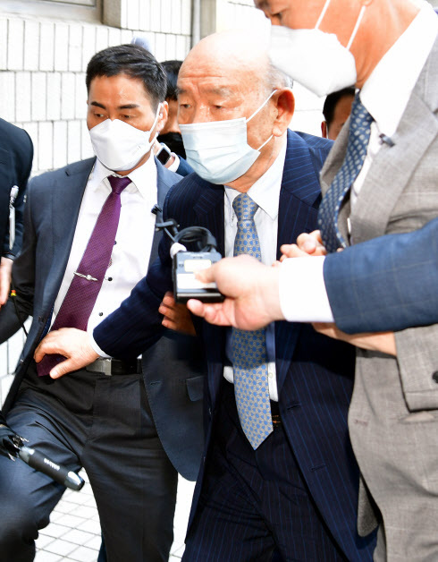 사자명예훼손 혐의로 기소된 전두환씨가 27일 피고인 신분으로 광주지법에 출석하며 취재진 질문을 받고 있다. 전씨는 5·18 민주화운동 당시 헬기사격을 목격했다고 증언한 고(故) 조비오 신부를 2017년 4월 출간한 회고록에서 `성직자라는 말이 무색한 파렴치한 거짓말쟁이`라고 비난해 명예를 훼손한 혐의로 재판에 넘겨졌다. 연합뉴스