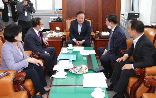 27일 국회 예결위원장실에서 김재원 예결위원장(가운데)과 여야 간사들이 긴급재난지원금 관련 추가경정예산(추경)안 논의를 위해 회동하고 있다.연합뉴스