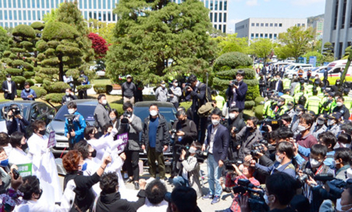 고(故) 조비오 신부에 대한 사자명예훼손 혐의로 기소된 전두환씨가 법정에 출석한 27일 오후 광주 동구 광주지법 법정동 앞에서 소복을 입은 오월어머니들이 항의 시위를 하고 있다. 광주=뉴시스