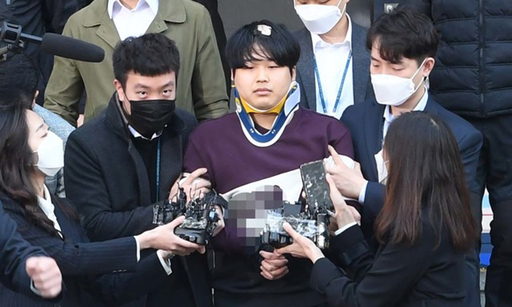 메신저 텔레그램에 ‘박사방'을 운영하며 미성년자를 포함한 여성들의 성착취물을 제작, 유포한 혐의를 받는 조주빈(25)이 지난달 25일 서울 종로구 종로경찰서에서 검찰로 송치되고 있다. 뉴시스