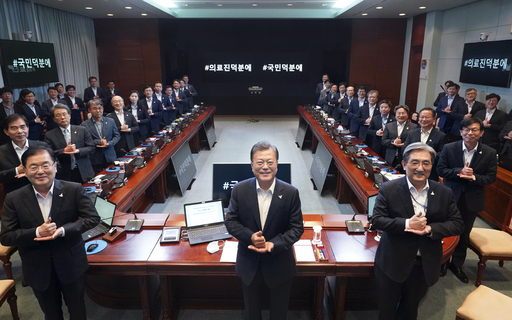 코로나 100일… 文대통령도 “#의료진덕분에” 캠페인 문재인 대통령이 27일 청와대에서 수석·보좌관 회의를 주재하기에 앞서 참석자들과 함께 코로나19 국내 발생 100일을 맞아 의료인에게 고마움을 전하는 ‘덕분에 챌린지’ 캠페인에 참여하고 있다. 이 캠페인은 사회관계망서비스(SNS)에 ‘존경’과 ‘자부심’을 뜻하는 수어 동작 사진이나 영상을 올리고 ‘#덕분에캠페인’, ‘#덕분에챌린지’, ‘#의료진덕분에’ 등 3개의 해시태그를 붙이는 국민 참여 캠페인이다. 이재문 기자