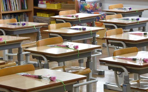 경기 수원시 영통구 신영초등학교 1학년 교실 책상에 한송이 꽃이 놓여져 있다. 뉴시스