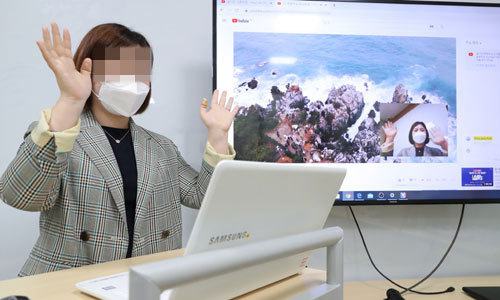 온라인 수업 실습 28일 서울 성동구 성동 4차산업혁명체험센터에서 한 교사가 실시간 온라인 수업 실습을 하고 있다. 뉴시스