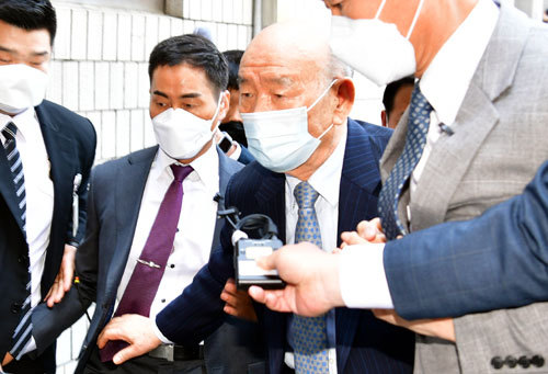 경호원 부축 받으며 법정으로 전두환 전 대통령(가운데)이 27일 광주지법에서 열린 고 조비오 신부에 대한 사자명예훼손 재판 출석을 위해 마스크를 쓴 채 경호원들의 부축을 받으며 법정으로 향하고 있다. 광주=뉴시스