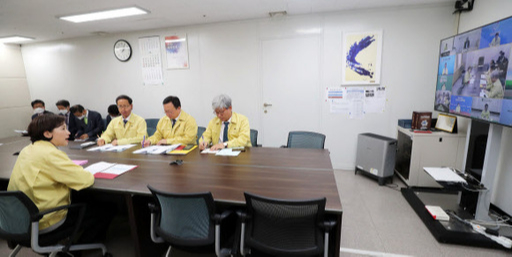 유은혜 사회부총리 겸 교육부 장관이 28일 오후 서울 영등포구 교육시설공제회관에서 화상으로 ‘제12차 신학기 개학 준비 추진단 회의’를 하고 있다. 교육부 제공