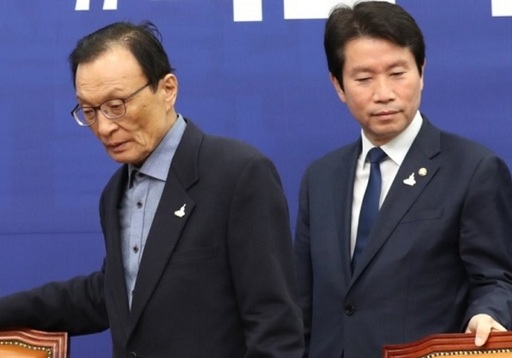 이해찬 대표(왼쪽)와 이인영 원내대표 등 더불어민주당 지도부가 29일 최고위원회의에 입장하고 있다. 연합뉴스
