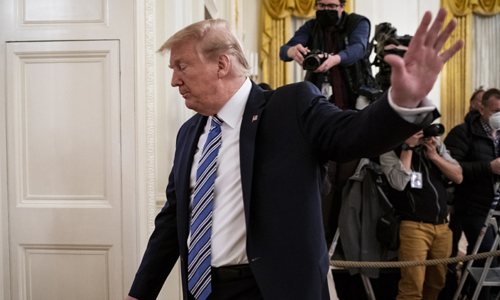 도널드 트럼프 미국 대통령이 28일(현지시간) 백악관 이스트룸에서 열린 PPP행사 도중 자리를 떠나고 있다. 워싱턴=EPA연합뉴스