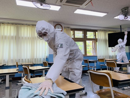지난 27일 육군50사단 장병들이 대구 협성경복중학교 교실에서 방역 작업을 하고 있다. 국방부 제공