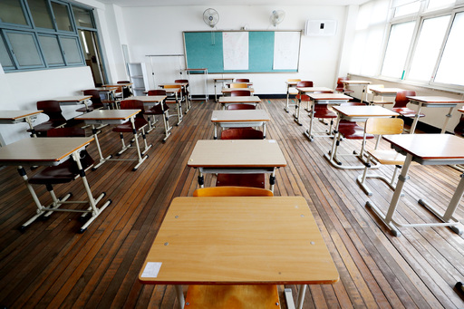 이제는 생활 속 거리두기 5월 초부터 부분 등교 개학이 예상되는 가운데 28일 오후 서울 마포구 서울여자고등학교 교실에 개학을 앞두고 책상이 일정한 거리를 유지하며 1열씩 배치돼있다. 연합뉴스