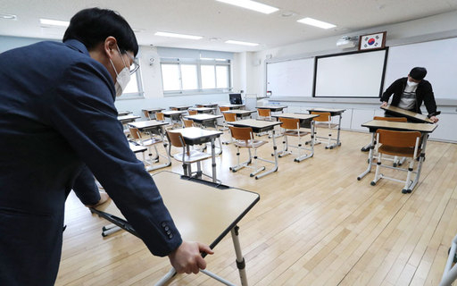 지난 1일 세종시의 한 고등학교에서 등교 개학을 대비해 코로나19 확산 방지 책걸상 배치 등을 점검하고 있다. 연합뉴스