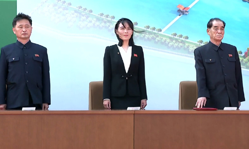 북한 김정은 국무위원장이 노동절(5·1절)이었던 지난 1일 순천인비료공장 준공식에 참석했다고 조선중앙TV가 2일 보도했다. 김 위원장의 동생인 김여정 당 제1부부장도 자리를 함께했다. 조선중앙TV 화면 캡처