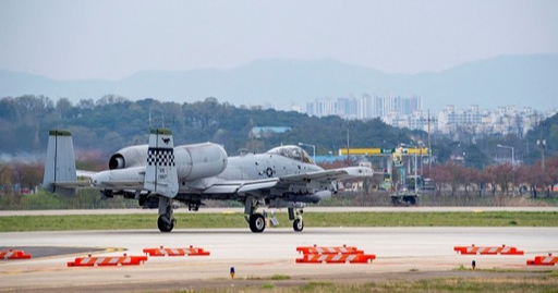 공군오산기지 활주로에 있는 A-10 공격기. 미국 국방부는 오산공군기지에 주둔하며 A-10 공격기를 운영하는 제25전투비행대대의 활약상을 홍보하며 미군의 한국 방위 태세가 완벽함을 강조했다. 미 국방부 홈페이지