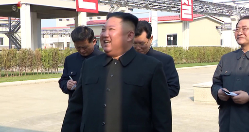 북한 조선중앙TV가 2일 김정은 국무위원장이 평안남도 순천에 있는 인비료공장 준공식에 참석했다고 보도하고 있다. 뉴시스=조선중앙TV 캡처