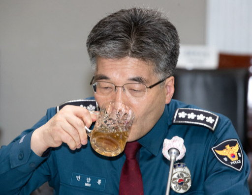 민갑룡 경찰청장이 지난달 30일 오전 서울 세종대로 정부서울청사에서 열린 이천 화재사고 관련 관계장관회의에서 물을 마시고 있다. 뉴스1