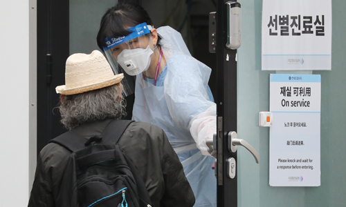5일 서울 중구 국립중앙의료원 선별진료소 앞에서 의료진이 병원을 찾은 내원객들을 안내하고 있다. 뉴스1