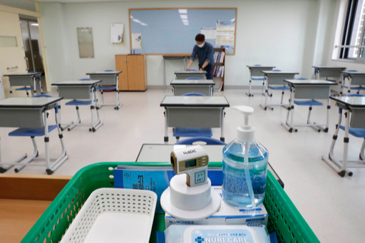 4일 서울 강서구 공항고등학교 고등학교 3학년 교실에 체온계, 손 소독제 등이 비치돼 있다. 뉴시스