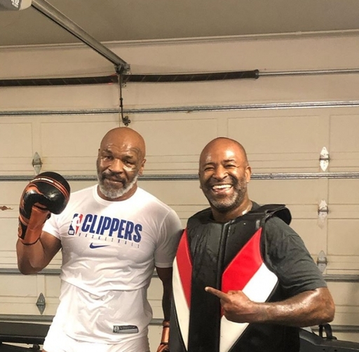 마이크 타이슨(왼쪽)과 라파엘 코르데이로