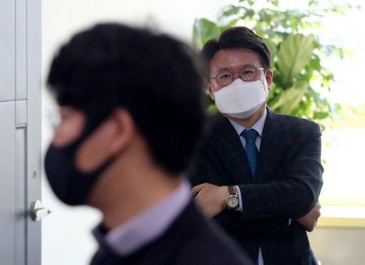 황운하 대전 중구 당선인이 지난달 24일 오전 대전 중구 사무실에서 전격 압수수색에 나선 검찰 수사관들을 바라보며 생각에 잠겨 있다. 대전=뉴스1