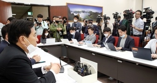 미래통합당 심재철 원내대표(왼쪽)가 7일 오전 서울 여의도 국회에서 열린 기자간담회에서 인사말을 하고 있다. 연합뉴스