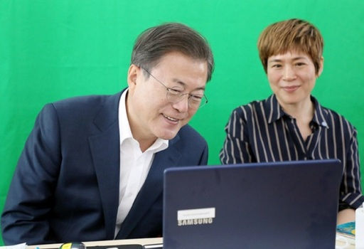 문재인 대통령이 8일 서울 용산구 중경고등학교를 방문해 온라인 수업 장면을 지켜보고 있다. 뉴시스