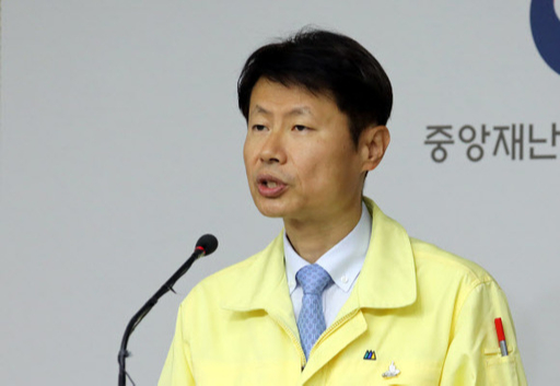 김강립 중앙재난안전대책본부 1총괄조정관이 8일 정부세종청사 보건복지부 브리핑실에서 신종 코로나바이러스 감염증(코로나19) 중대본 브리핑을 하고 있다. 뉴스1