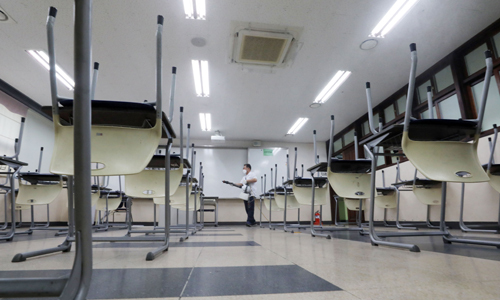 방역업체 관계자들이 11일 오후 서울 강북구 삼각산고등학교를 방역하고 있다. 뉴시스