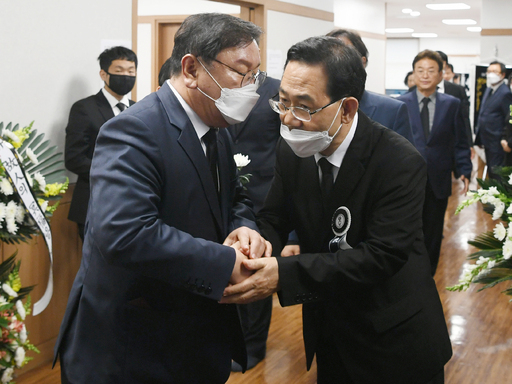 더불어민주당 김태년 원내대표(왼쪽)가 9일 미래통합당 주호영 원내대표의 부친상 빈소가 마련된 대구 경북대병원 장례식장을 찾아 조문한 뒤 주 원내대표를 위로하고 있다. 대구=연합뉴스