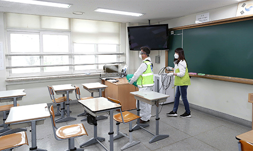 서울시 양천구 '가방(같이해서 가치 있는 학교 방역)봉사단'이 지난 8일 오후 서울시 양천구 광영고등학교 교실에서 방역 소독하고 있다. 양천구 제공